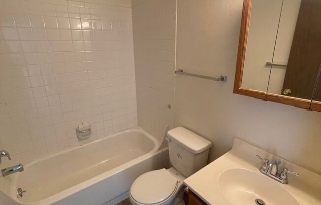 2 beds, 1 bath, $725, Unit 25