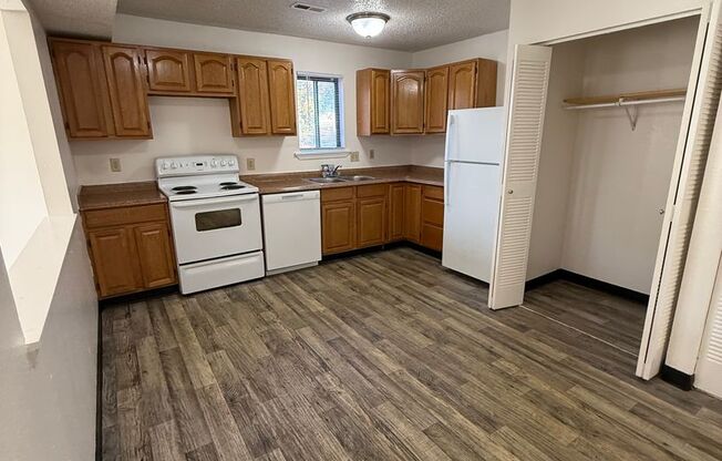 3 beds, 1.5 baths, 1,140 sqft, $1,199, Unit 405-102