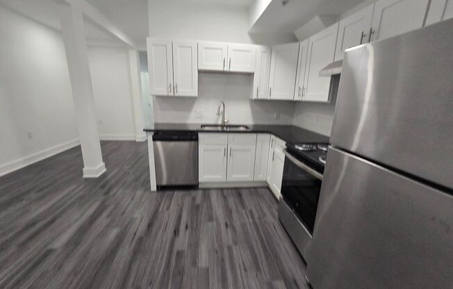 2 beds, 1 bath, 942 sqft, $1,695, Unit 211