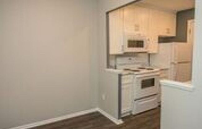 2 beds, 1 bath, $995, Unit 50-204