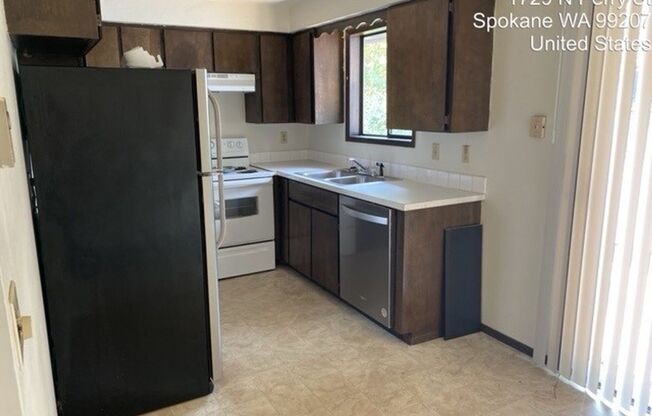 2 beds, 1 bath, $1,300