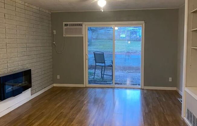 ~ RENT SPECIAL ~ HOLIDAY MERRINESS ~ 2 Bedroom, 1 bathroom West Side Apartment For Rent