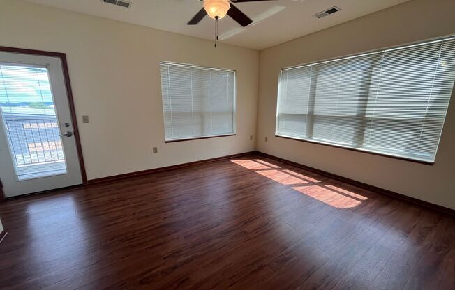 2 beds, 1 bath, 880 sqft, $1,550, Unit 321