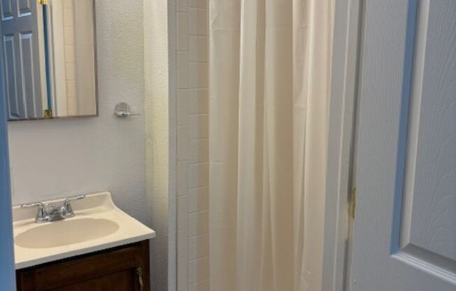 Studio, 1 bath, $900, Unit Studio