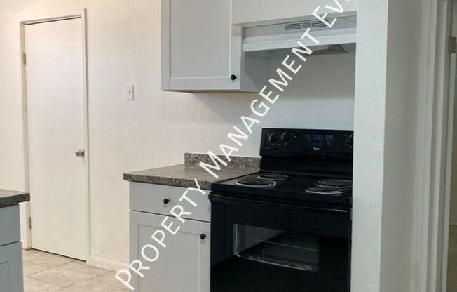 3 beds, 1 bath, 955 sqft, $1,345