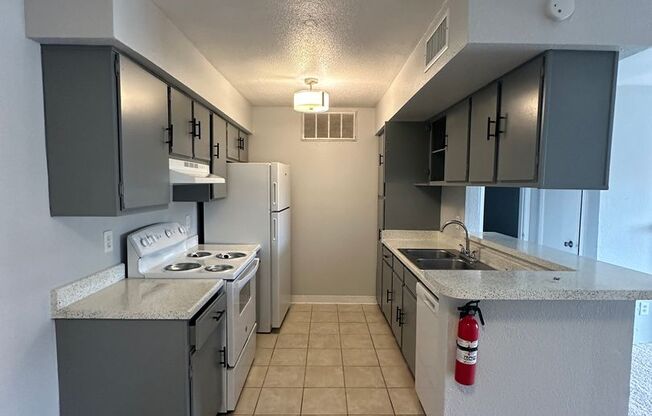 2 beds, 1 bath, 811 sqft, $1,100, Unit 5