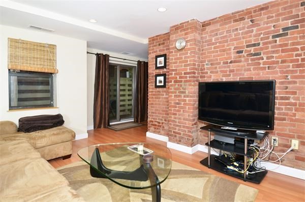 87 GAINSBOROUGH ST