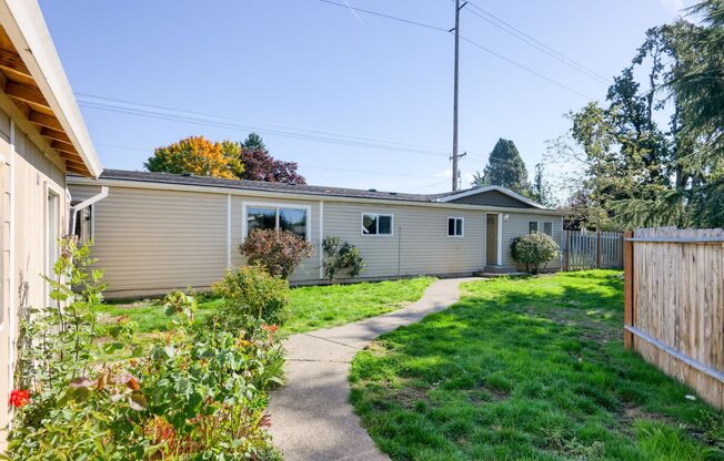 Lovely, Bright, freshly painted one level 3 Bed/2 Bath home in Molalla