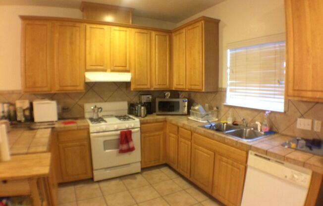 2 beds, 1 bath, 880 sqft, $2,400, Unit B