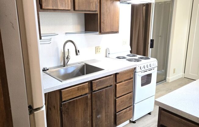 Large One Bedroom with oversized Garage on private quiet street