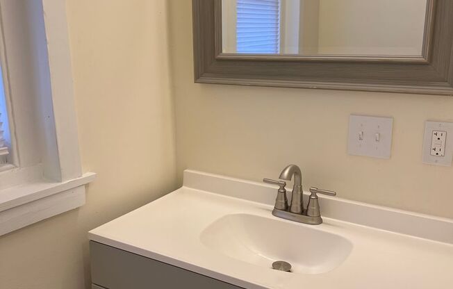 2 beds, 1 bath, $1,595, Unit 2nd Floor