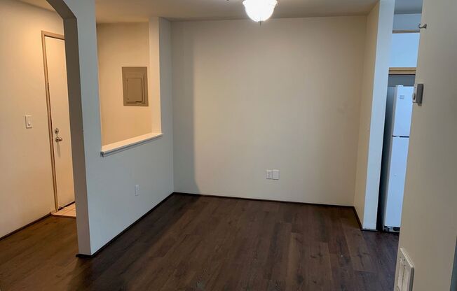 Beautiful 1 bed 1 bath top floor Walkers run condo in Newcastle