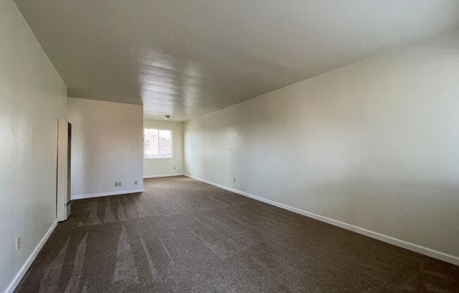 Ideal Central location in West Alameda, this updated One Bedroom/One Bath apartment is an easy walk to Washington Park