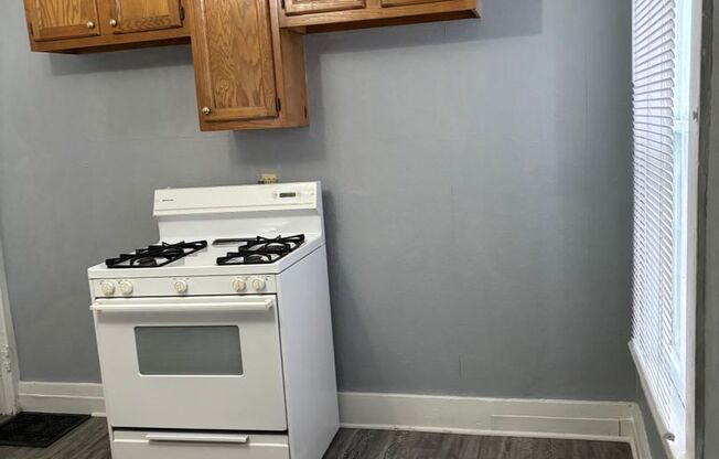 2 beds, 1 bath, 1,104 sqft, $1,095, Unit 1709 Iowa St