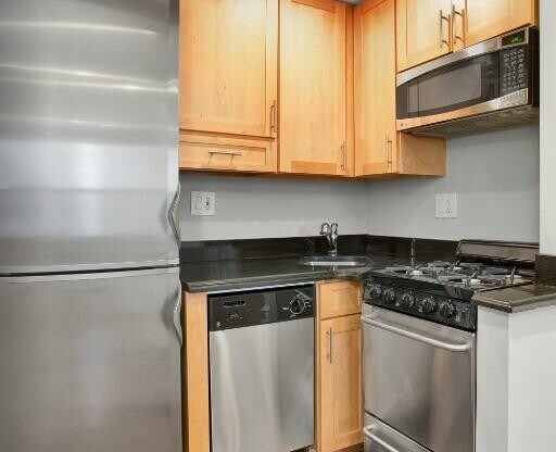 2 beds, 1 bath, $4,595, Unit 3FW