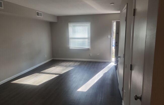 2 beds, 1.5 baths, 840 sqft, $1,400, Unit 650