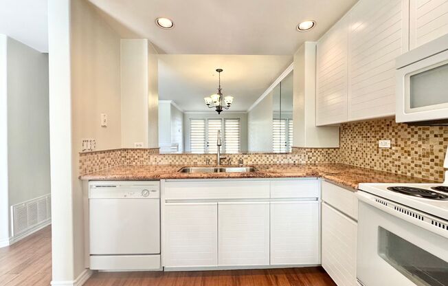 Beautiful 2bd/1ba in Irvine with tons of Amenities!
