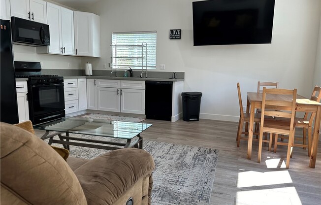 1 bed, 1 bath, 600 sqft, $2,500