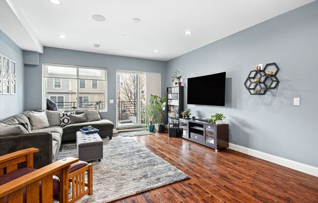 Premium Francisville Condo with Roofdeck!