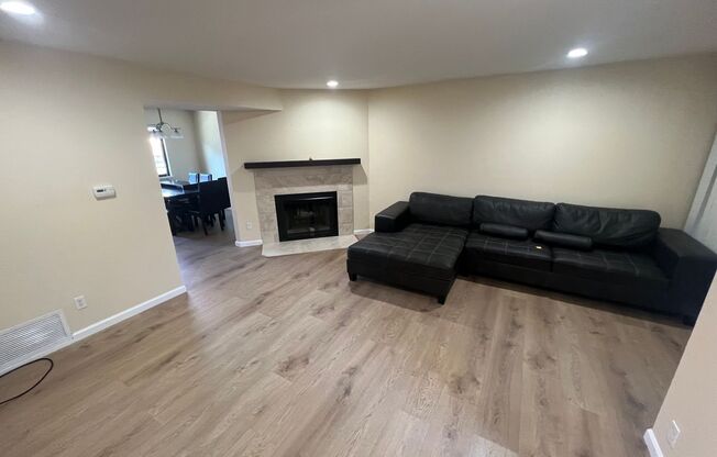 Updated 3 bed 2.5 bath Townhouse in Campbell with AC.