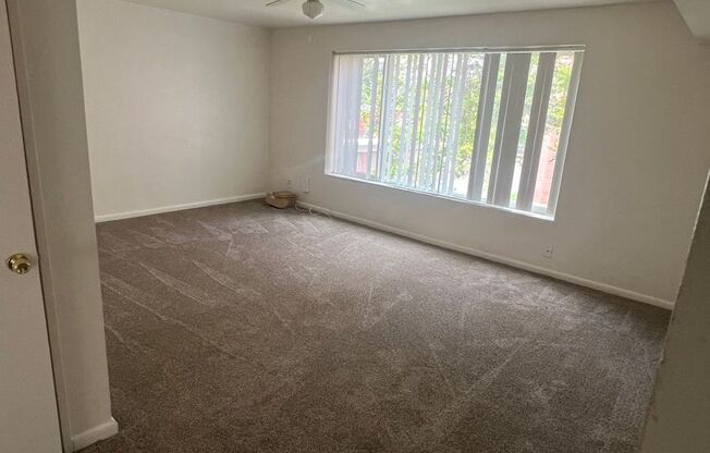 2 beds, 1 bath, $1,095, Unit 21