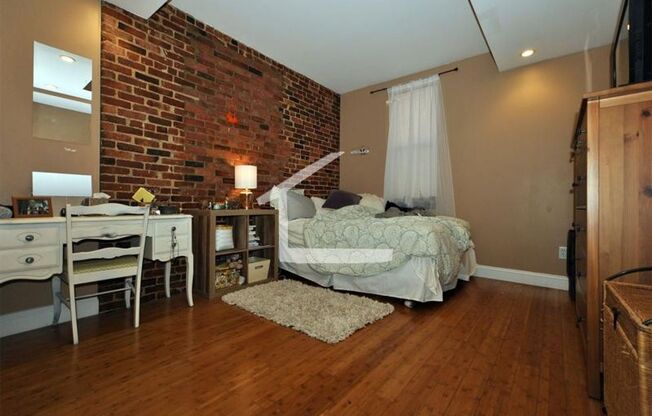 Gorgeous three bedroom, private entrance, Large bedrooms