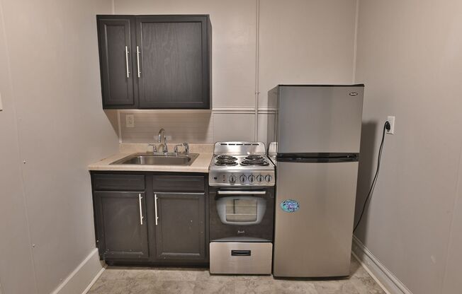 1 bed, 1 bath, 300 sqft, $985, Unit Apt 4