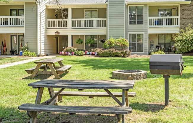 Picnic And BBQ Area at Canter Chase Apartments, Louisville, KY, 40242