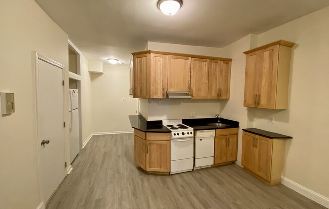 3 beds, 1.5 baths, $4,750, Unit 4