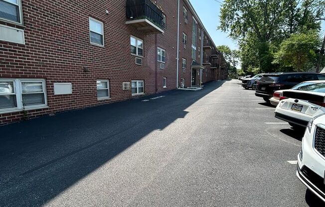 1 bed, 1 bath, 700 sqft, $1,285, Unit B308