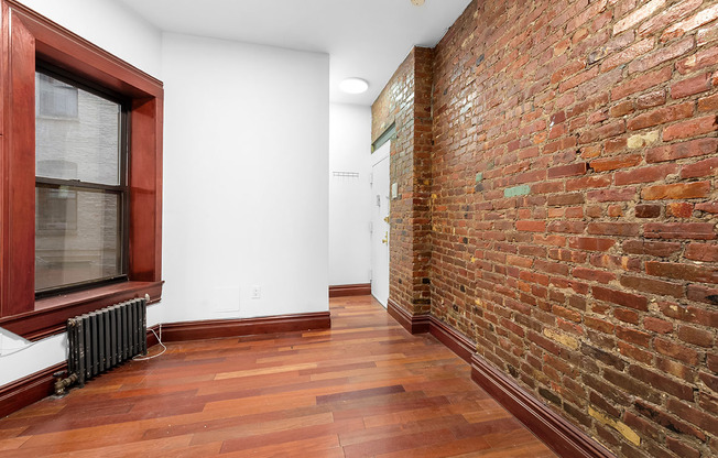 2 beds, 1 bath, $4,300, Unit 8