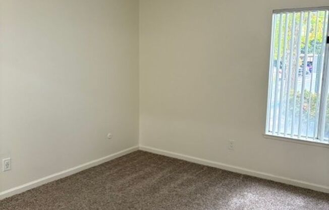 1 bed, 1 bath, 650 sqft, $1,320, Unit 12