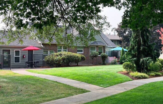 3 beds, 1 bath, 906 sqft, $1,849, Unit 15