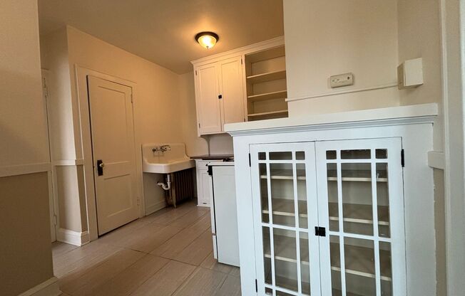 Studio, 1 bath, 445 sqft, $954, Unit 208