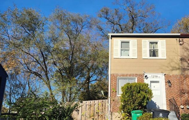 Hot in Hyattsville, 3 level 2 Bed + 1.5 Baths - Fenced Yard