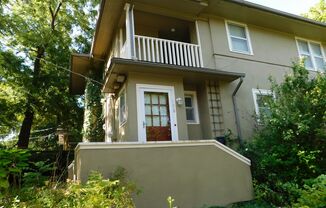 Beautiful 2 bedroom/1 bath upstairs apartment in College Hill!