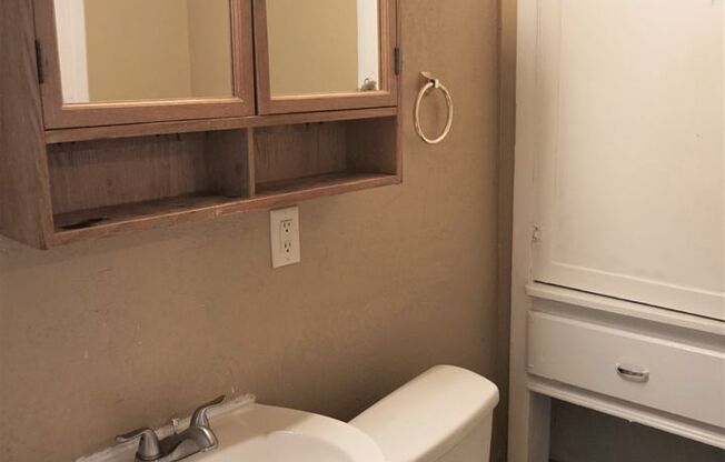 1 bed, 1 bath, 780 sqft, $675, Unit 1130 NE 17th St