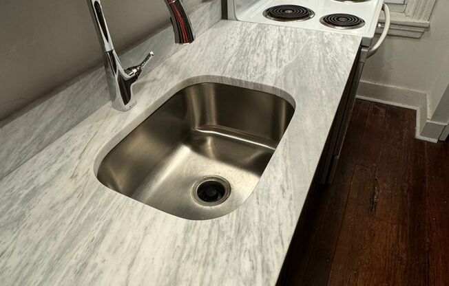Beautiful 1-Bed Apt with storage unit and laundry on tree lined street in Norther Liberties