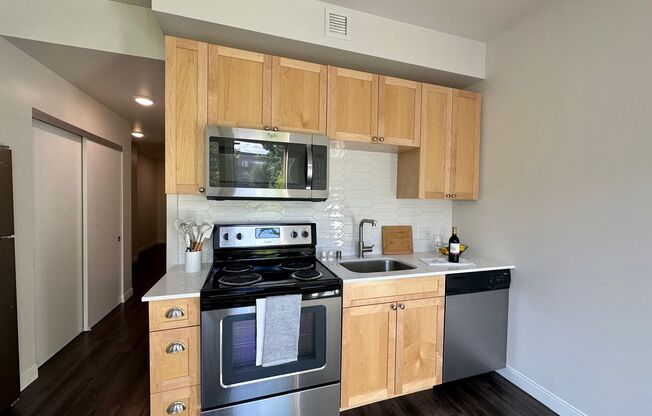 Studio, 1 bath, 412 sqft, $1,549, Unit Unit 401