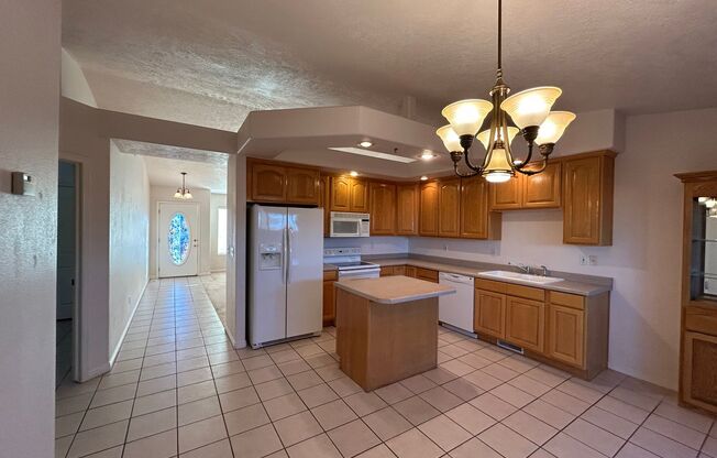 3 beds, 2 baths, $2,095, Unit Cameo PARK HOA.