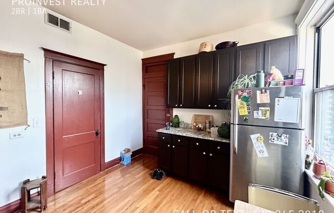 Available September 1st! Spacious Top-Floor 1bed/1bath + Den in Historic Wicker Park Neighborhood!