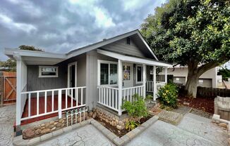 Beautiful, historic, Ocean Beach Cottage in a wonderful Location.