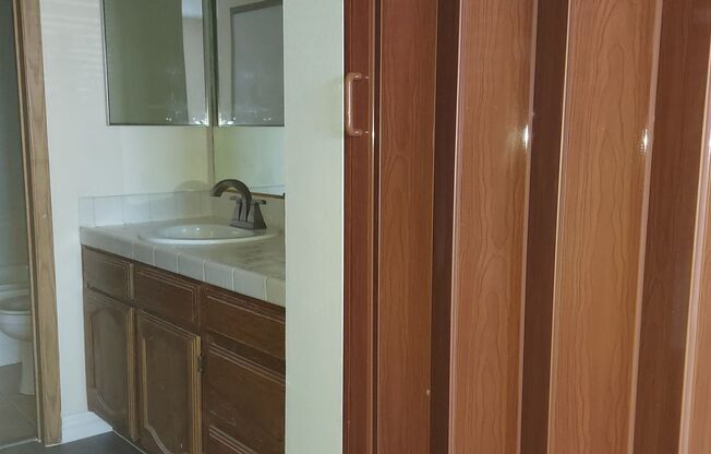DOWNSTAIRS UNIT. 1 BEDROOM AND 1 BATHROOM. THE HOME FEATURES A FULLY RENOVATED KITCHEN. KITCHEN AND DINING AREA. LAUNDRY ROOM IN UNIT.  GREAT COMMUNITY WITH CLUBHOUSE. TENNIS COURT, SWIMMING POOL, SPA.