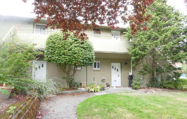 Light and Bright Top Floor 1 Bedroom Condo Steps to Children's Hospital