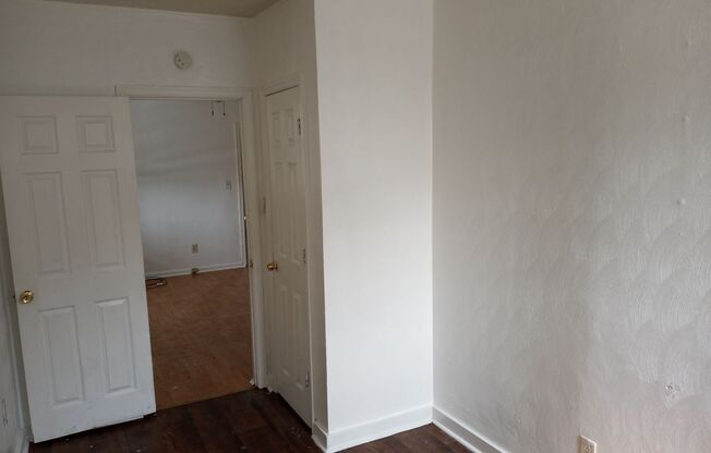 3 beds, 1 bath, 800 sqft, $1,095, Unit A