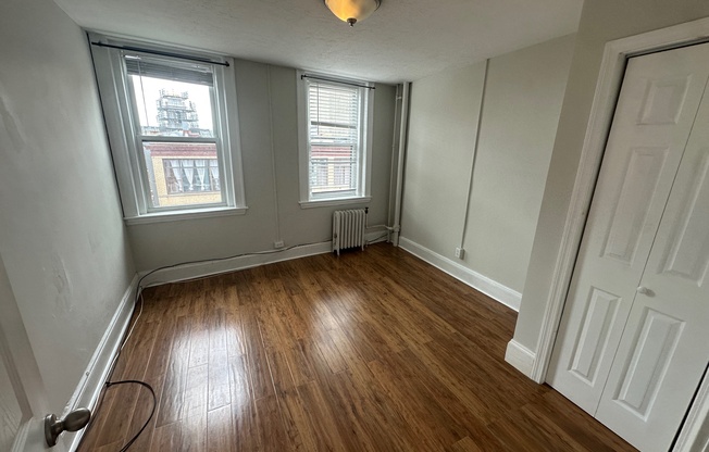 3 beds, 1 bath, $4,500, Unit 15