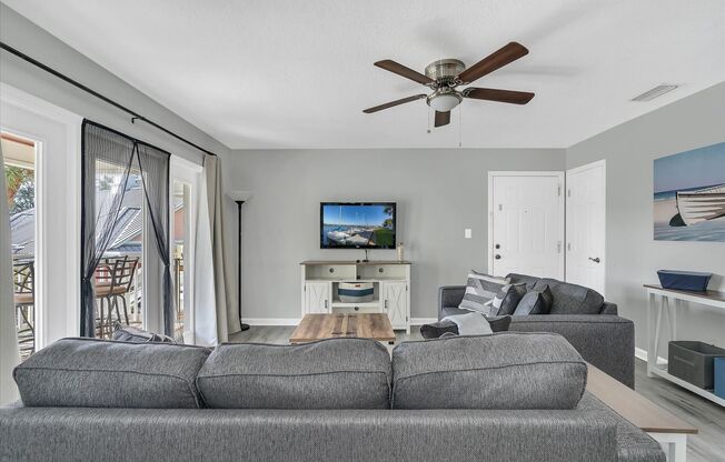 2 beds, 1 bath, $2,100