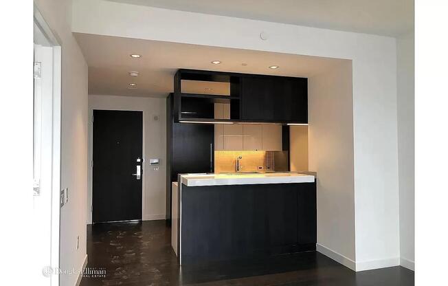 1 bed, 1 bath, 695 sqft, $4,800, Unit 27K