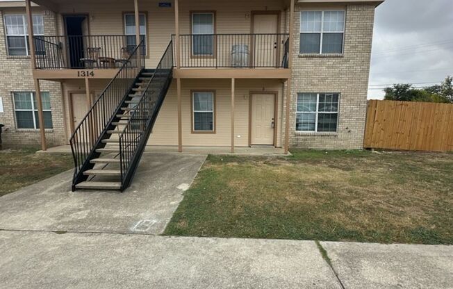 2 beds, 1 bath, 857 sqft, $675, Unit B