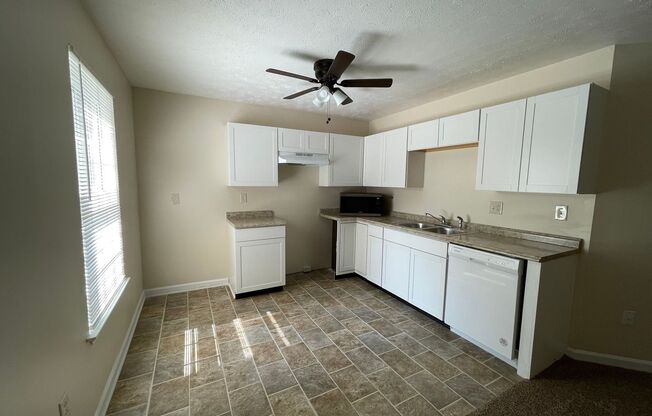 2 beds, 1 bath, $995, Unit C